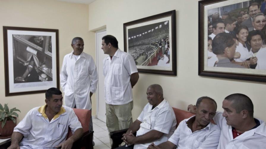 Un grupo de 150 médicos que combatieron el ébola en África regresan a Cuba Un grupo de 150 médicos que combatieron el ébola en África regresan a Cuba