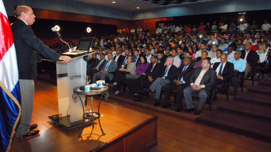 Montás advierte sin ahorro interno no podrá sostenerse alta tasa de crecimiento Montás advierte sin ahorro interno no podrá sostenerse alta tasa de crecimiento