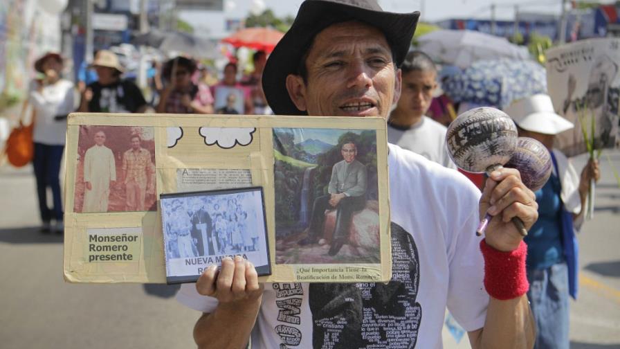 Miles de salvadoreños marchan para recordar a Romero, asesinado hace 35 años Miles de salvadoreños marchan para recordar a Romero, asesinado hace 35 años