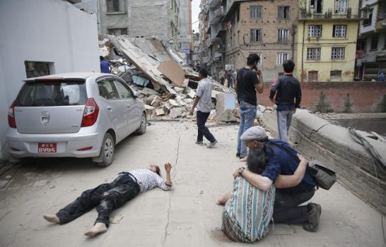 Al menos 688 muertos en terremoto de 7,9 grados que sacudió a Nepal