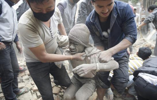 Al menos 688 muertos en terremoto de 7,9 grados que sacudió a Nepal