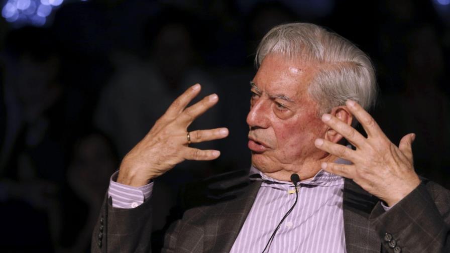 Vargas Llosa alerta del peligro de la desaparición de los libros físicos