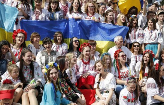 Miles de ucranianos con indumentaria nacional marchan por el centro de Kiev