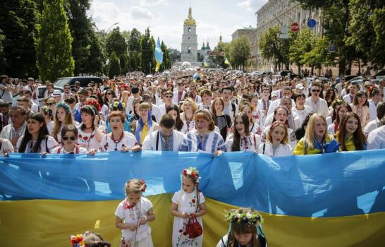 Miles de ucranianos con indumentaria nacional marchan por el centro de Kiev