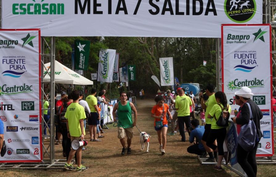 Cientos de nicaragüenses y sus perros participan en una carrera benéfica