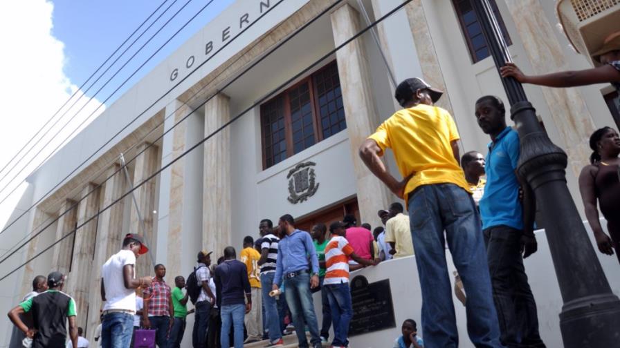 Cientos haitianos buscan papeles en Santiago para regularizar estatus