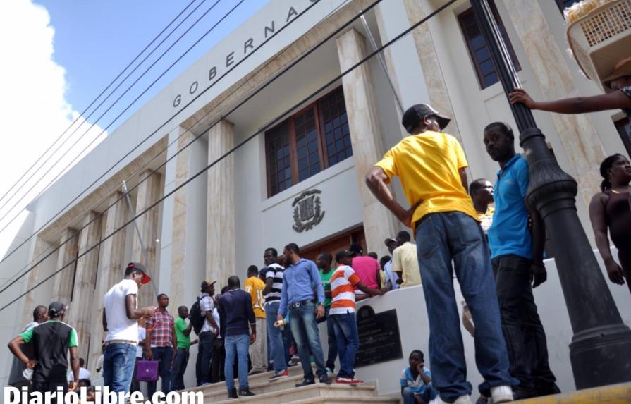 Hundreds of Haitians seek papers in Santiago in order to normalize status