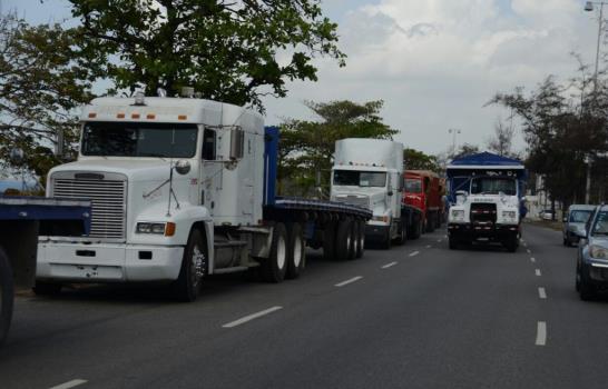 Camioneros se enfrentan por el control de la carga destinada a Haití en Jimaní