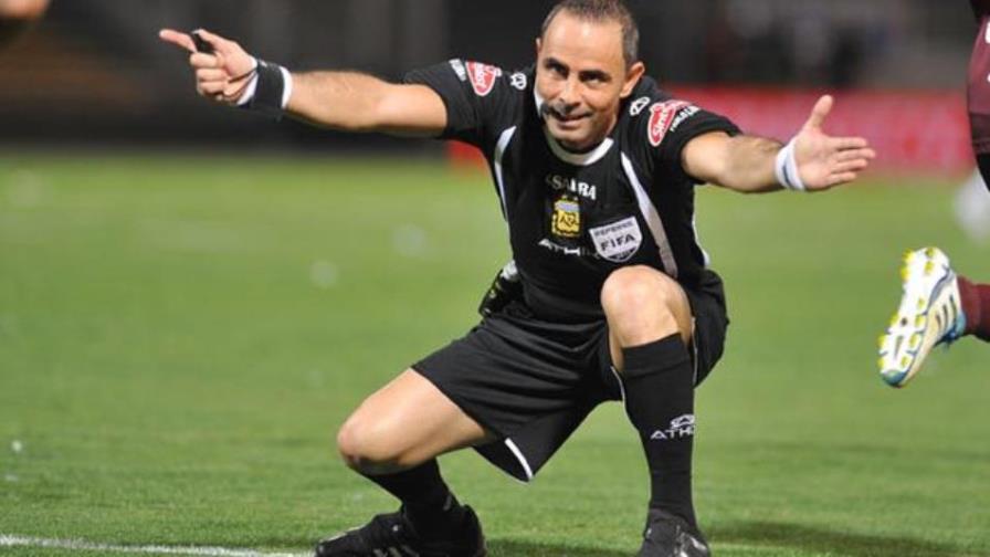 Fisco argentino cerca árbitros de fútbol en medio del escándalo FIFA