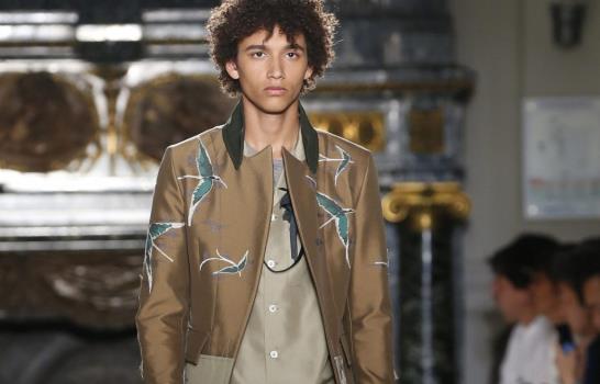 Dibujitos infantiles e informales vaqueros visten al hombre en París