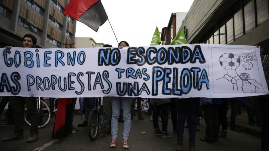 Estudiantes de Chile exigen sumar actores sociales a debate reforma educativa