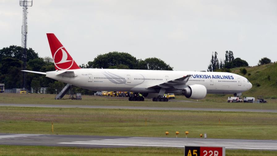 Aerolíneas turcas multarán a pasajeros que se levanten antes de que se detenga el avión Aerolíneas turcas multarán a pasajeros que se levanten antes de que se detenga el avión