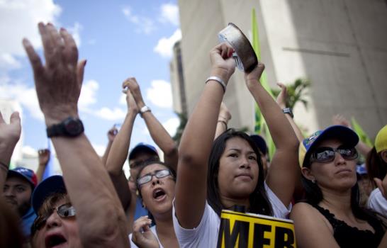 Caracas acoge marcha de ollas vacías y Maduro organiza gran mercado popular