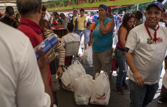 Caracas acoge marcha de ollas vacías y Maduro organiza gran mercado popular