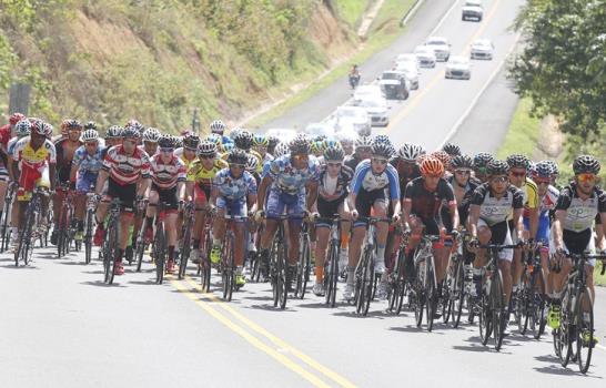 Evan Huffman sale airoso en 3ra etapa Vuelta Ciclística Independencia
