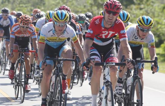 Evan Huffman sale airoso en 3ra etapa Vuelta Ciclística Independencia