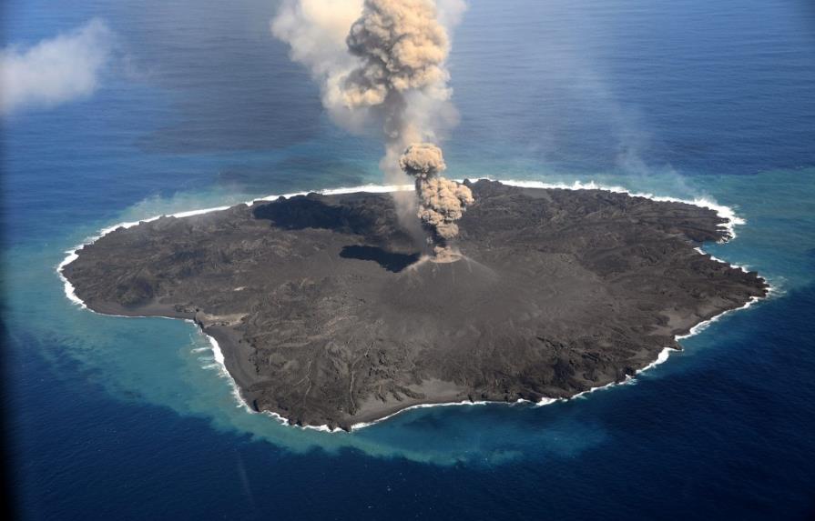 Isla nipona sigue creciendo por la lava emanada de una erupción volcánica