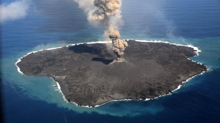 Isla nipona sigue creciendo por la lava emanada de una erupción volcánica