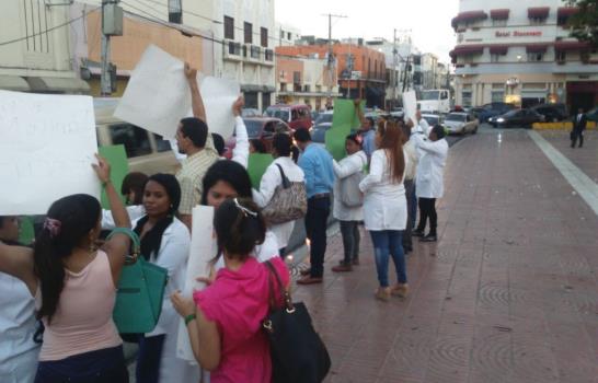 Médicos demandan revisión de examen en una vigilia en el Parque Independencia Médicos demandan revisión de examen en una vigilia en el Parque Independencia