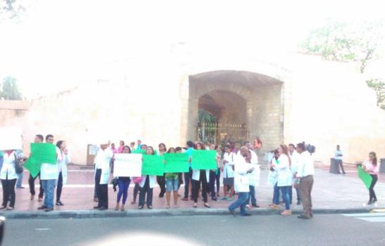 Médicos demandan revisión de examen en una vigilia en el Parque Independencia Médicos demandan revisión de examen en una vigilia en el Parque Independencia