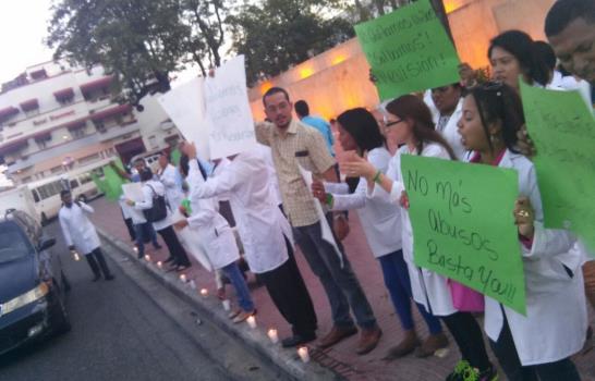 Médicos demandan revisión de examen en una vigilia en el Parque Independencia Médicos demandan revisión de examen en una vigilia en el Parque Independencia