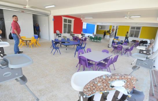 El presidente Medina entrega estancia infantil y una escuela en Barahona