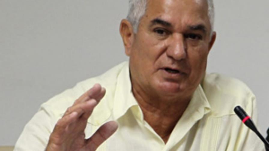 Higinio Vélez y firma beisbolistas cubanos Higinio Vélez y firma beisbolistas cubanos