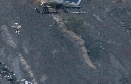 Buscan con pocas esperanzas a víctimas del vuelo estrellado en los Alpes