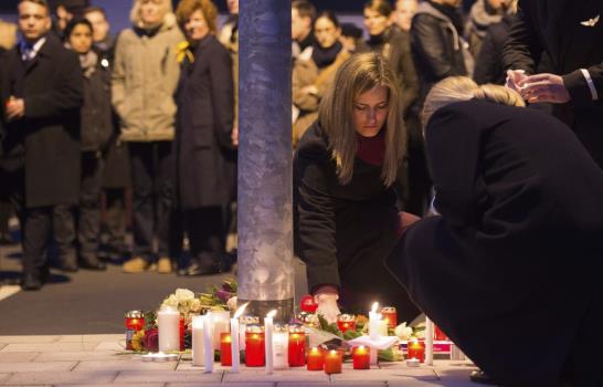 Buscan con pocas esperanzas a víctimas del vuelo estrellado en los Alpes