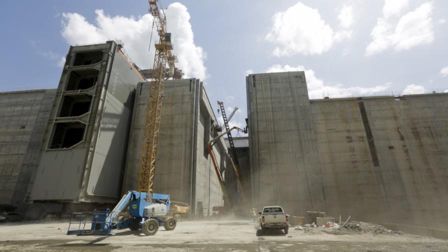 Avanza instalación compuertas para canal ampliado panameño