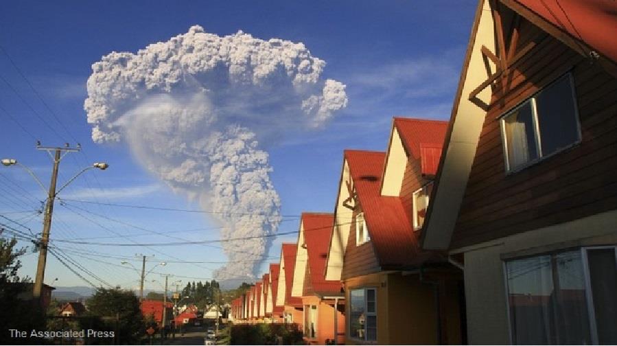 Volcán chileno Calbuco sigue inestable y Gobierno anuncia ayudas a afectados