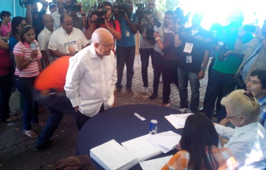 Amaury Justo Duarte acude a votar en la convención del PRM