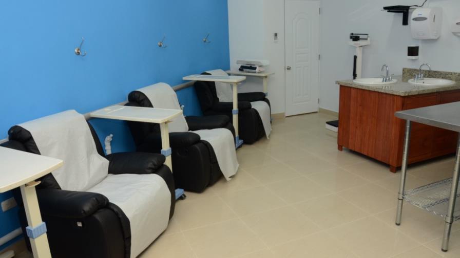 Robert Reid Cabral abre unidad diálisis peritoneal