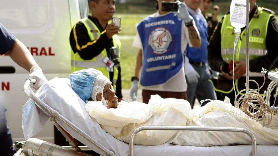 Mujer del milagroso rescate en selva colombiana se recupera en un hospital