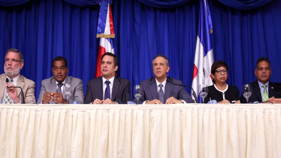 Presidente Medina dispone nuevas medidas para facilitar salida de indocumentados del país