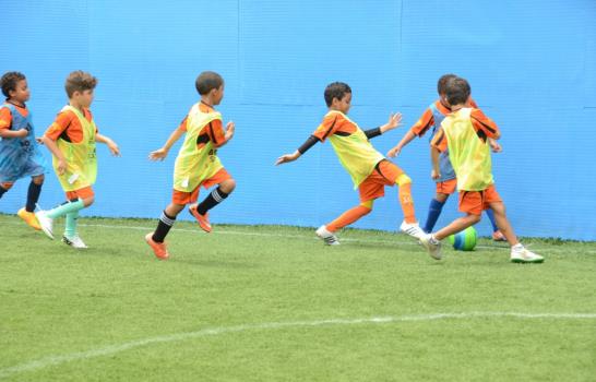 ABC termina con éxito su campamento de fútbol