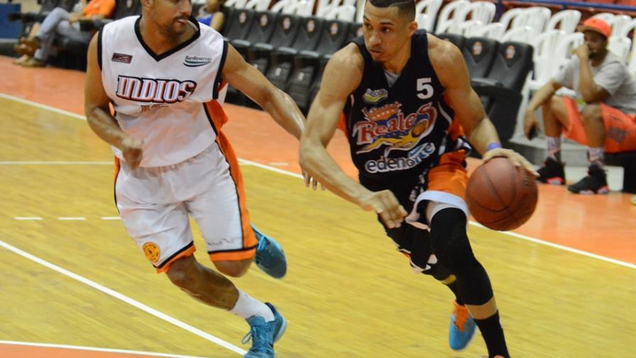 Mendoza aportó 30 puntos en triunfos de los Reales frente a los Indios