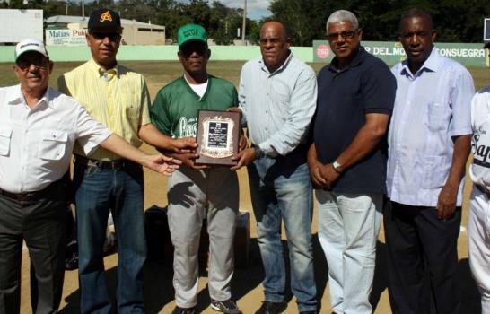 Dividen honores en apertura XI torneo de softbol liga Los Sapos