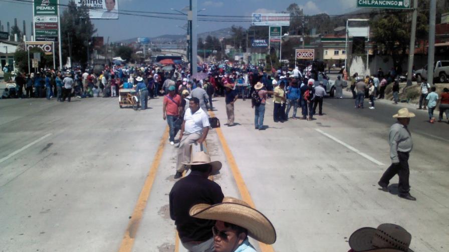 Maestros mexicanos cierran autopista en protesta por muerte de compañero