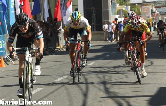 Mayer triunfa, y el colombiano Robigzon Oyola asume el liderato de la Vuelta Independencia