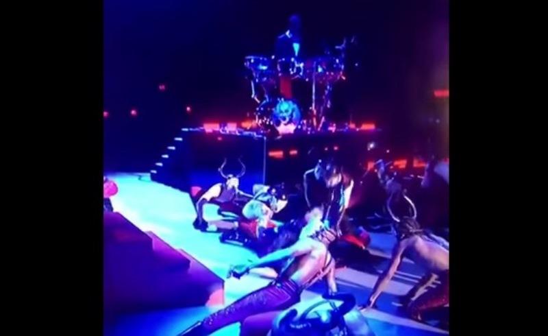 Madonna se cae durante presentación en los premios Brit