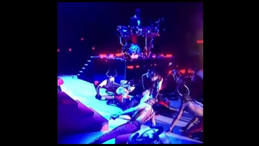 Madonna se cae durante presentación en los premios Brit