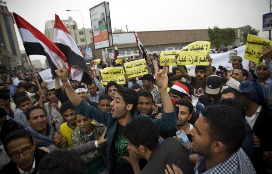 Presidente yemení huye del país por mar ante avance rebelde