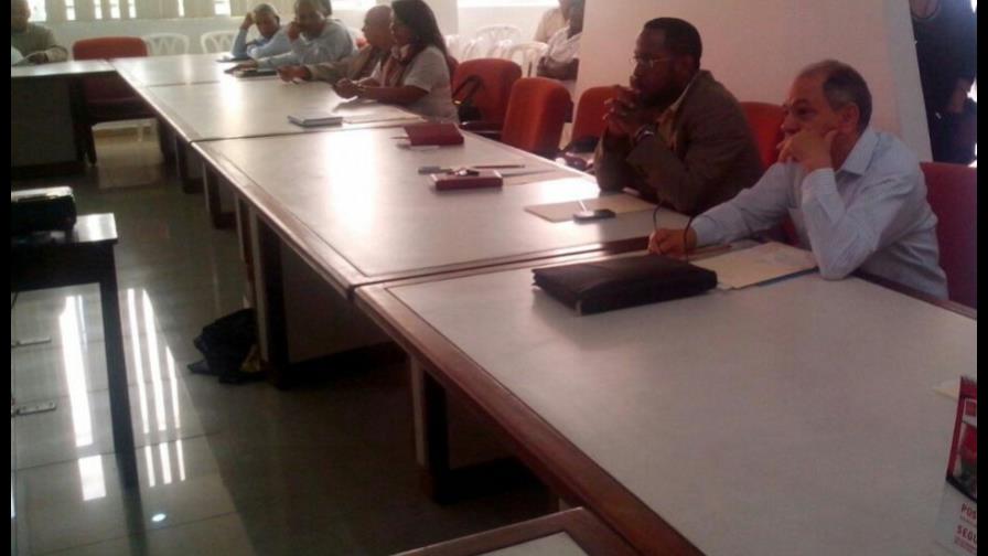 Discusión por aumento salarial sigue en tranque