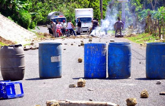 Huelga paraliza Baitoa en reclamo de agua y un cementerio