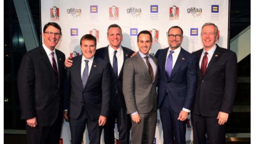 Seis embajadores estadounidenses homosexuales se reunieron en una habitación Seis embajadores estadounidenses homosexuales se reunieron en una habitación