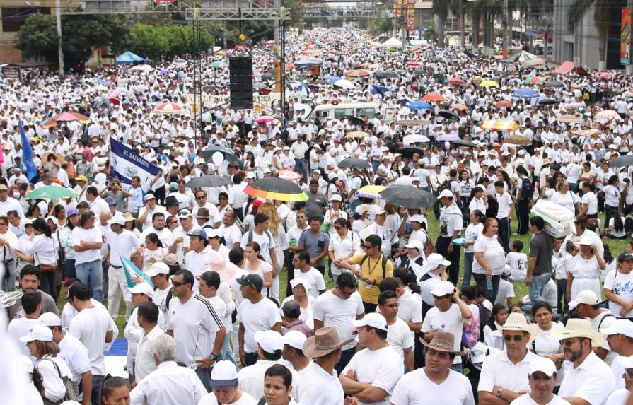Cerca de medio millón de personas marchan contra la violencia en El Salvador