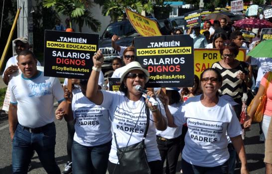 Profesores de Bellas Artes Santiago marchan en reclamo de mejoría salarial