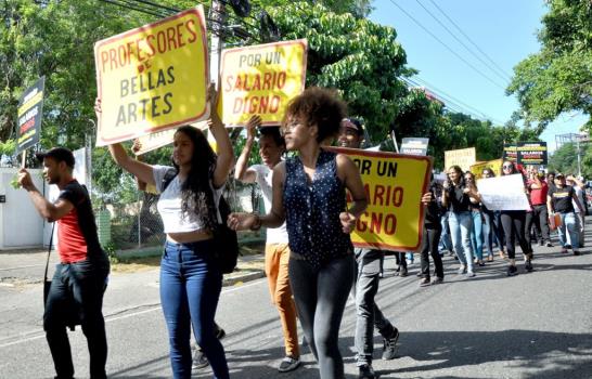 Profesores de Bellas Artes Santiago marchan en reclamo de mejoría salarial