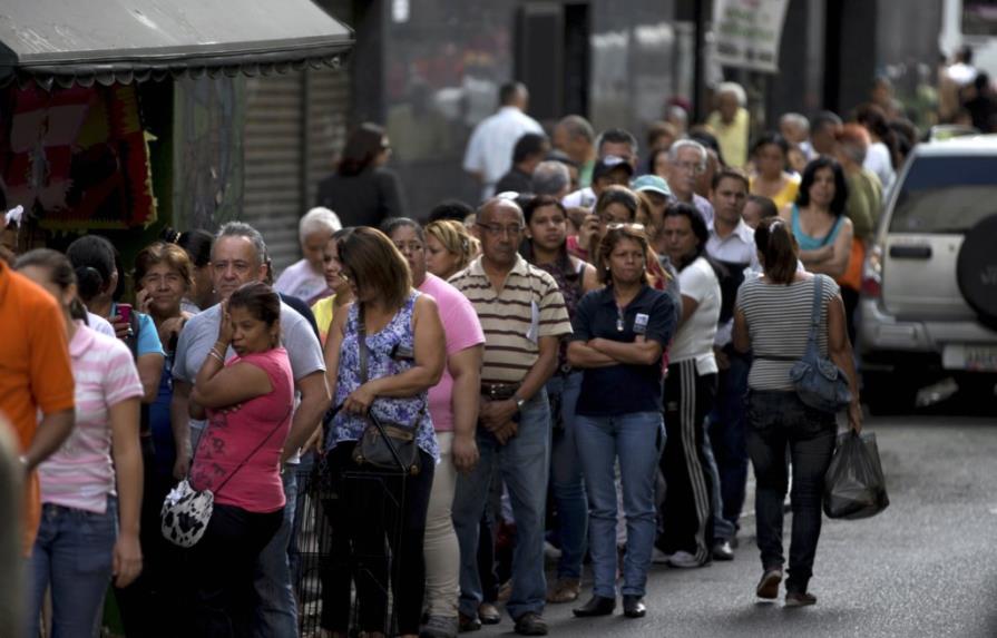 El bolívar venezolano vale 67 veces menos que la tasa oficial